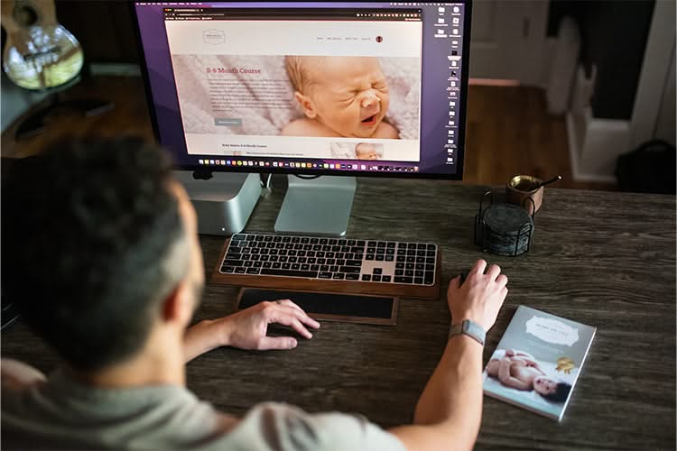 Man looking at a 0-6 month online course by Moms on Call on his desktop computer