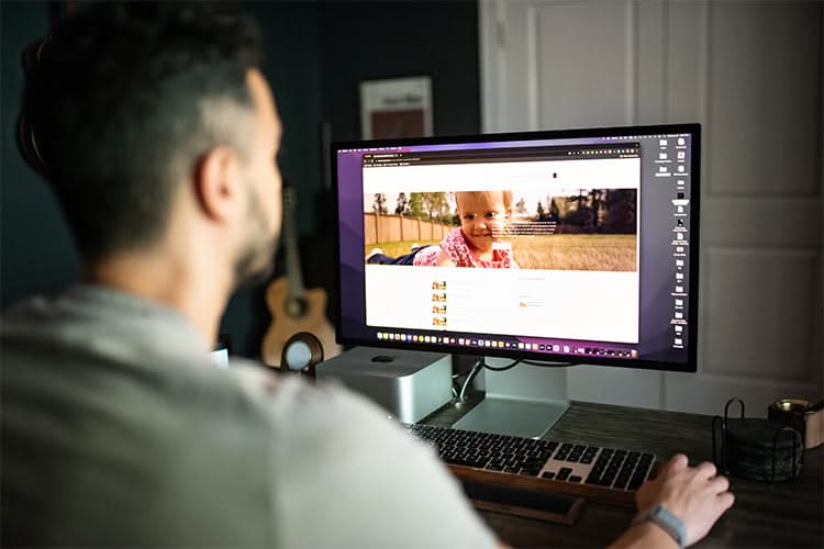 Man taking Moms on Call course on a computer